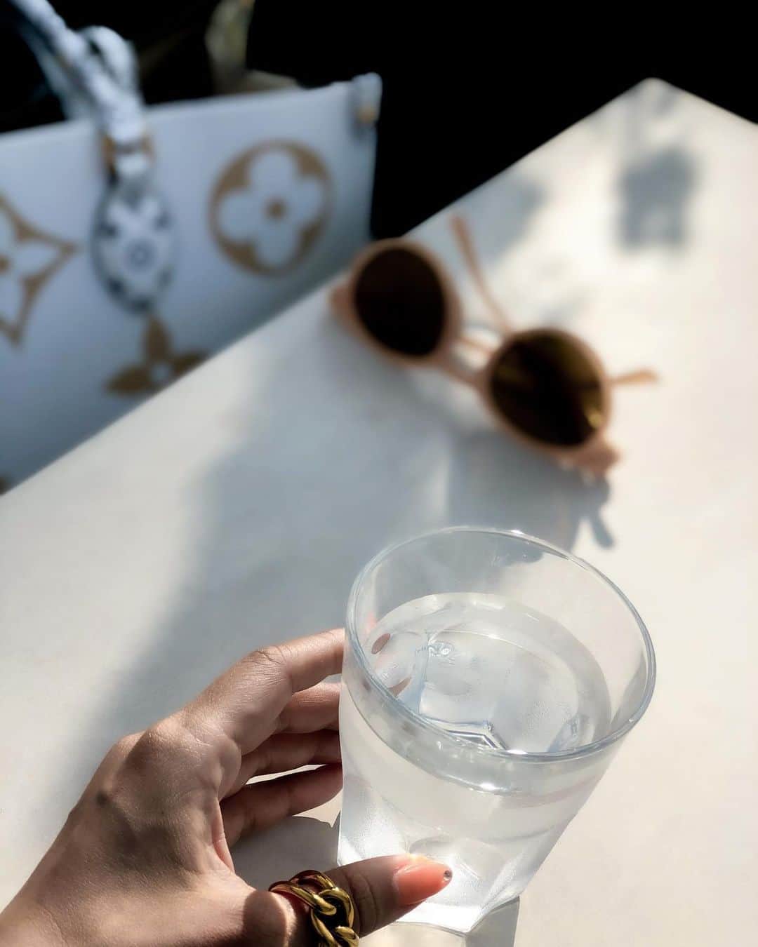 紺谷みえこのインスタグラム：「人によって体格や体重は様々なため一概に何リットル飲むべきだということは難しいですよね。 簡単な計算方法は 自分の体重（kg）に43.6をかけます🐣  (例えば、体重50キロの人の場合は、50×43.6=2,180ml、60キロの人であれば、60×43.6＝2,616mlが1日に必要な水分摂取量)  運動した日や夏場など状況にもよりますが、 ご自身の体調に合わせて 無理なく最適な量を摂取していきましょうね♡」