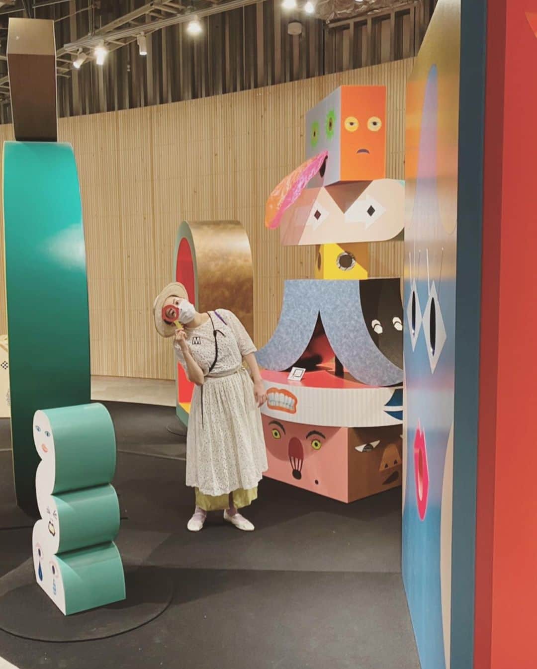 松本野々歩のインスタグラム：「チリンとドロン、社員研修の日🐈🐕？  立川の新スポット GREEN SPRING内の 「PLAY！MUSEUM」へ  tupera tuperaさんのかおてん 楽しかったな〜 遊びごごろ満載 いやぁ〜　さすがだねぇ〜　なんて感心したり 参考になったり  幅広い年齢の人が楽しめるミュージアムって ステキよね  やっぱり　わたしの夢だなぁ〜 子どもも大人もぞくぞくするミュージアムいつか作りたいんだ〜  常設展の「エリック・カール　遊ぶための本」は 改めてまじまじと細かなディテールを眺めると　 この色彩や形や物語を見て感じて育ったんだなぁ〜　 と改めて体が思い出す感覚 嬉しかった  そのあと 「Tommy」  小学生の時　親と観た（観せられた）映画で 近々また観たいなと思ってたら 偶然極音上演してて 迷わず行ったのだけど  ツペラさん　エリック・カール からのトミーは 世界観の高低差ありすぎて 耳キーン　とゆうか　脳味噌ギューン  でも　これも　わたしのルーツの一つ エリック・カールみたいに  いや、ほんと　最高でした・・  ずっと狂ってたし　 登場人物の誰のことも好きになれない　笑  そして、小学生にこの映画観せる我が親の クレイジーさを再確認  はじめて観た馨さんは 「小学生には早いどころか　まだ俺にも早かった」 って言ってました　笑 　  #greensprings #playmuseum #tommy」