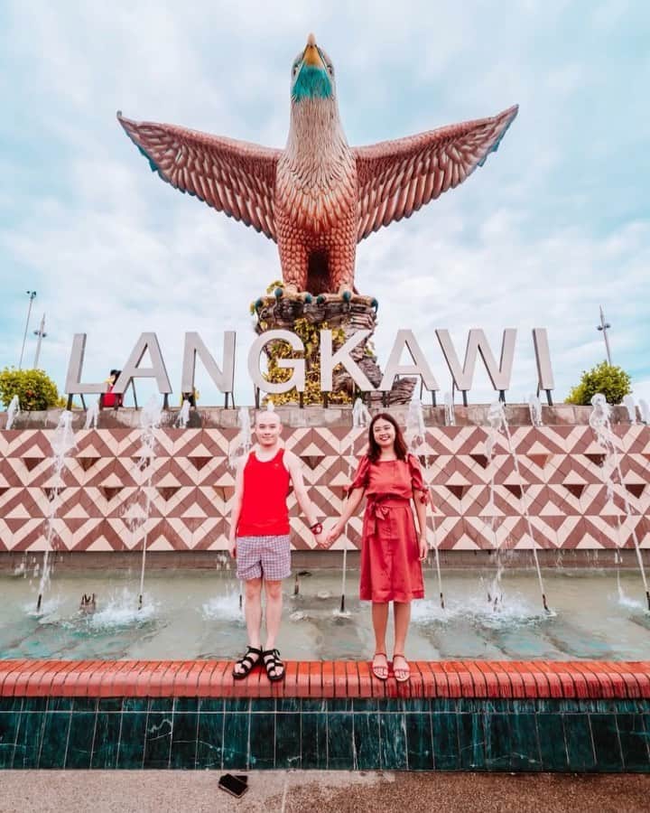 エアアジアのインスタグラム：「Sharing some good vibes to start the week with this #DubaDubaChallenge.  Flying to your favorite beaches isn’t that hard after all! Challenge accepted! 👊🏻😏✈️  #AirAsia #EveryoneCanFlyNOW #cuticutiMalaysia __________ Video by @chrischew」