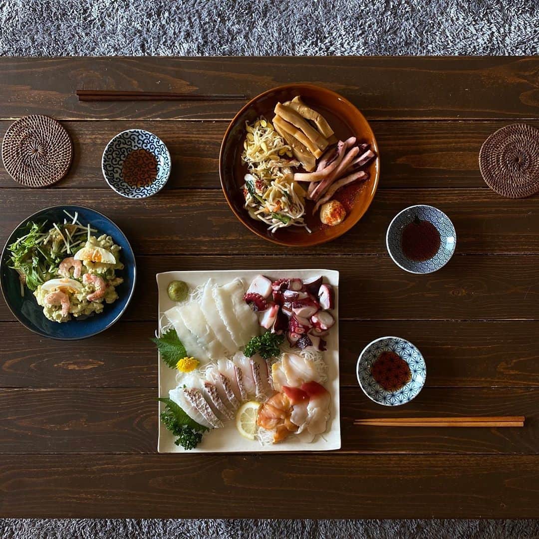 長谷川あやのインスタグラム：「🍚🍚🍚#homeparty#しほごはん#小鳥飯#うどんとおそば ・ ・ ・ ずっと会いたかった @oudon_and_osoba に会いに しほ家でプチホムパ開催👧💓 ・ 小夏と猫様と戯れている間に テーブルが素敵なことに、、、😌💭 ・ しほに会うと毎回 『あぁ女の子っていいなぁ〜』と おっさん目線になってしまう私！ （すこしは見習え←） ・ なんだか人間みたいで 猫じゃないみたいな猫の（語彙力） うどんとおそばは可愛すぎたし #こまりくま の生みの親の目の前で しっかりとぬいぐるみを 抱きしめた小夏にも笑ってしまった🤣 （この状況がめちゃくちゃ 贅沢なことだと知るのは何年後なのだろうか 笑） ・ #コンビニのご飯を頬張りながら投稿」