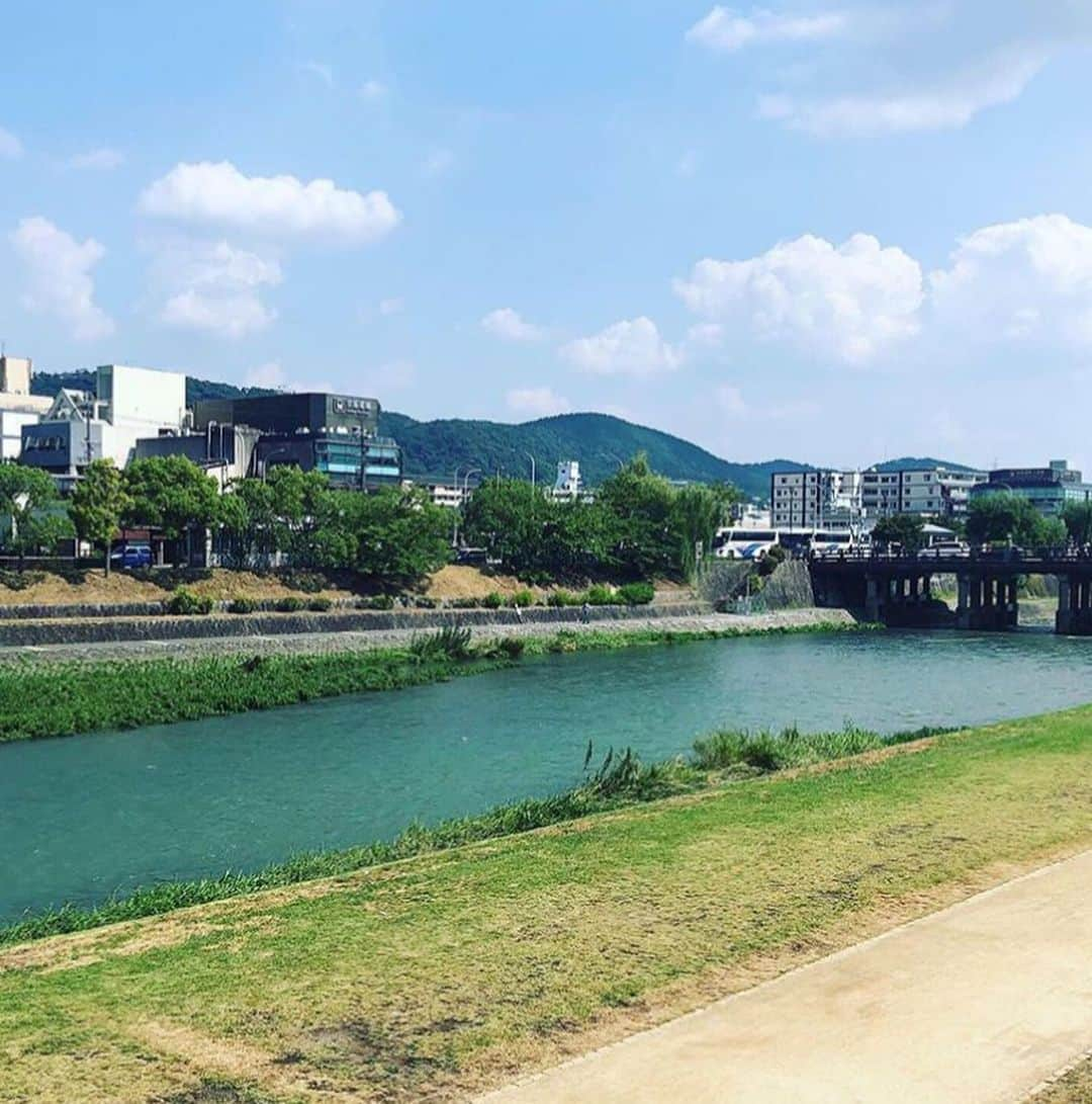 小林万希子さんのインスタグラム写真 - (小林万希子Instagram)「・ 昨年の良き思い出✨ ・ 夏の京都へ浴衣で散策💕 ・ ・ お昼のランチに「櫻」の京懐石をいただきました✨ 八寸の器や飾りつけが可愛かった🌸🌸🌸 ・ ・ 鴨川沿いは風情があっていいですね🍀 ・ 夕方から夜にかけての京都の街も 大好きです😉❤️ ・ ・ 来年はまた浴衣で 行きたいなぁ😌🙏✨ ・ #京都  #京都散策  #京懐石  #京懐石櫻  #八寸  #かわいい 💓 #京懐石ランチ  #浴衣  #浴衣でお出かけ  #浴衣でかっ歩する  #鴨川  #鴨川沿い  #風情がある  #来年こそは 🙏✨」8月17日 22時43分 - macky1218