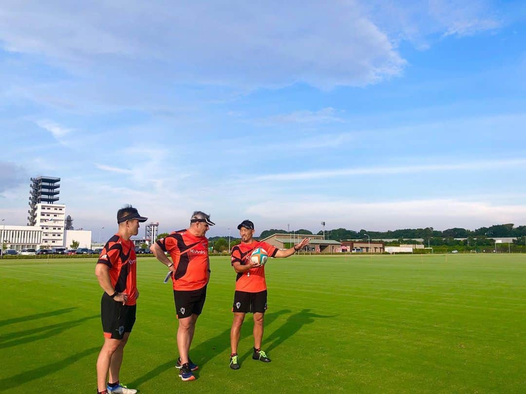 立川理道さんのインスタグラム写真 - (立川理道Instagram)「①Team Training  綺麗な青空 @kubotaspears  ②HCが帰ってきました。帰国後2週間の隔離が終わり今日から参加。 ③鬼軍曹に指名されたのは？？ @slushi15  ④BKsアクアバックを担ぎスピードトレーニング @gerhardvdh  ⑤FWスレッドを引きながらスピードトレーニング 素晴らしいスタート @yutachiba9865  ⑥ユニットトレーニング ラインアウト 尻に力入ってるかな？ @hiroaki_sugimoto_  ⑦コロナ対策 個別のボトル ⑧Japan Style “Seiza” Nice toko @helupride  ⑨載せないとうるさい岡田くん @ichidairajanai  ⑩今日のカメラマン まんばちゃん なんでこれを撮ったのでしょうか？ @manbyme5i5   コロナ対策、熱中症対策、コントロールできる事をコントロールする。 練習出来る事は当たり前では無い。積み重ねていく。  #kubotaspears」8月17日 22時44分 - harumichi1202