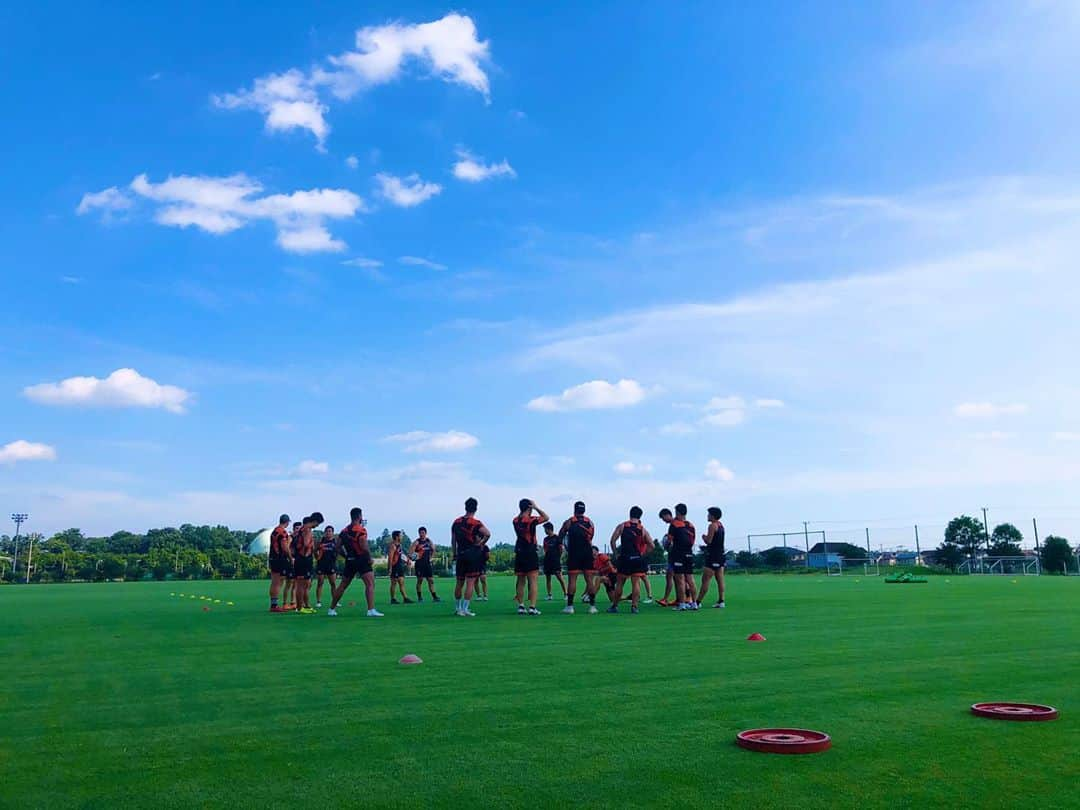 立川理道のインスタグラム：「①Team Training  綺麗な青空 @kubotaspears  ②HCが帰ってきました。帰国後2週間の隔離が終わり今日から参加。 ③鬼軍曹に指名されたのは？？ @slushi15  ④BKsアクアバックを担ぎスピードトレーニング @gerhardvdh  ⑤FWスレッドを引きながらスピードトレーニング 素晴らしいスタート @yutachiba9865  ⑥ユニットトレーニング ラインアウト 尻に力入ってるかな？ @hiroaki_sugimoto_  ⑦コロナ対策 個別のボトル ⑧Japan Style “Seiza” Nice toko @helupride  ⑨載せないとうるさい岡田くん @ichidairajanai  ⑩今日のカメラマン まんばちゃん なんでこれを撮ったのでしょうか？ @manbyme5i5   コロナ対策、熱中症対策、コントロールできる事をコントロールする。 練習出来る事は当たり前では無い。積み重ねていく。  #kubotaspears」