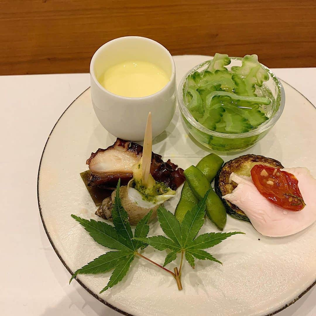 chieko6さんのインスタグラム写真 - (chieko6Instagram)「鎌倉の隠れ家レストラン KOYAMA @koyamasuage   一度食べたらやみつきになる、 という言葉がぴったりのこの店。  ひとつひとつ、丁寧なお仕事、 派手ではないけれどぐっとくる味、 季節を感じる盛り付け。  ご夫婦の人柄が現れる優しいお料理は 静かで確かな感動を覚えます。 何度行っても。  自粛期間を経て、やっと再開されました。 予約数を絞っておられるので、 のびのびとゆったりお食事できます。  全部美味しいんだけど、 特にね、ジューシーでホワホワで、皮パリ、 塩だけのシンプルな味、 誤差なしの塩の塩梅、 ひな鳥の素揚げは、本当に絶品なのです。 食べ終わっても口の周りがまだ美味しいやつね(^L^)  #koyamasuage #9月にまた大人気のお取り寄せ期間限定でやるかもって！ #ひと足さきにごめんねみんな🙏 #わざわざ足を運びたいお店」8月17日 22時44分 - chieko6