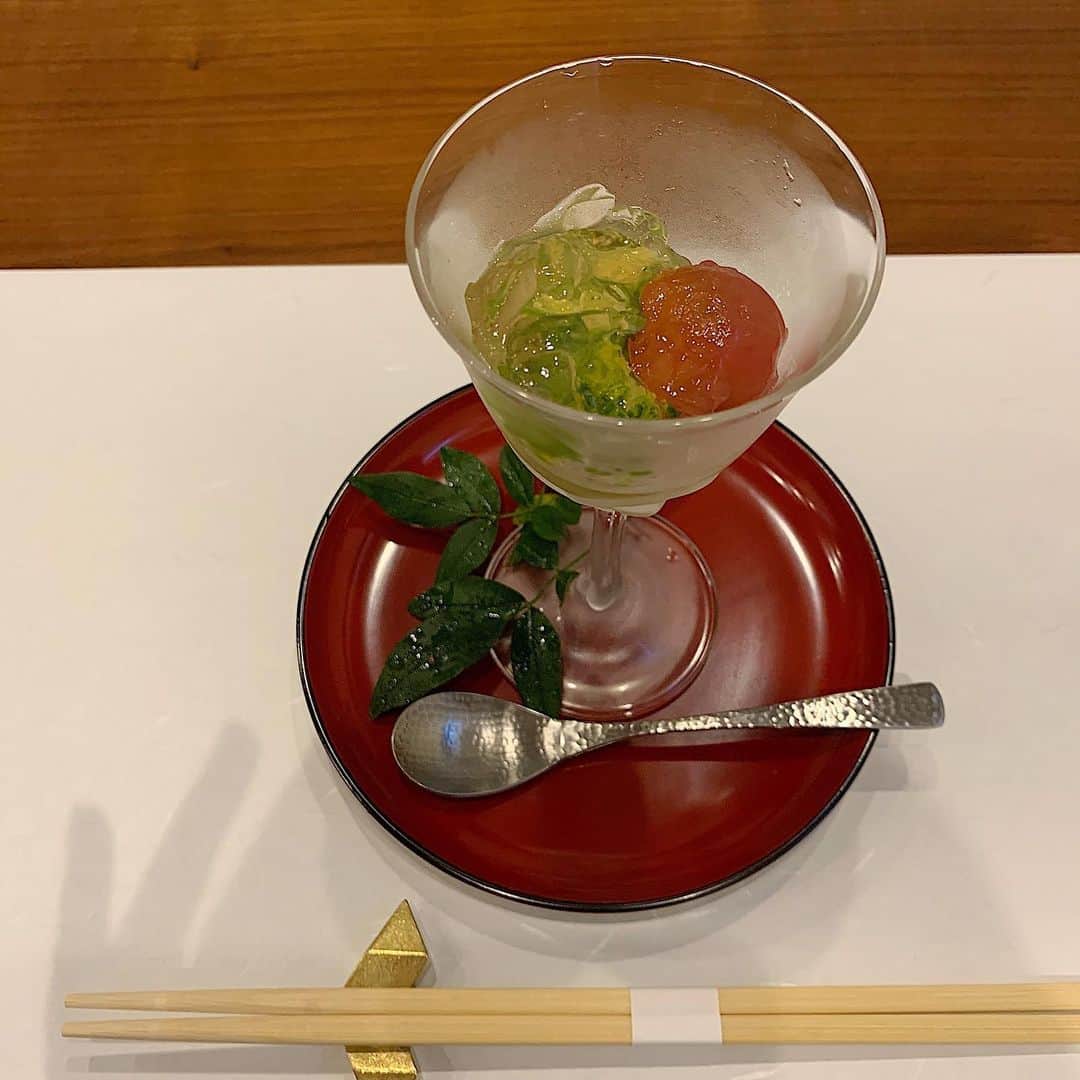 chieko6さんのインスタグラム写真 - (chieko6Instagram)「鎌倉の隠れ家レストラン KOYAMA @koyamasuage   一度食べたらやみつきになる、 という言葉がぴったりのこの店。  ひとつひとつ、丁寧なお仕事、 派手ではないけれどぐっとくる味、 季節を感じる盛り付け。  ご夫婦の人柄が現れる優しいお料理は 静かで確かな感動を覚えます。 何度行っても。  自粛期間を経て、やっと再開されました。 予約数を絞っておられるので、 のびのびとゆったりお食事できます。  全部美味しいんだけど、 特にね、ジューシーでホワホワで、皮パリ、 塩だけのシンプルな味、 誤差なしの塩の塩梅、 ひな鳥の素揚げは、本当に絶品なのです。 食べ終わっても口の周りがまだ美味しいやつね(^L^)  #koyamasuage #9月にまた大人気のお取り寄せ期間限定でやるかもって！ #ひと足さきにごめんねみんな🙏 #わざわざ足を運びたいお店」8月17日 22時44分 - chieko6
