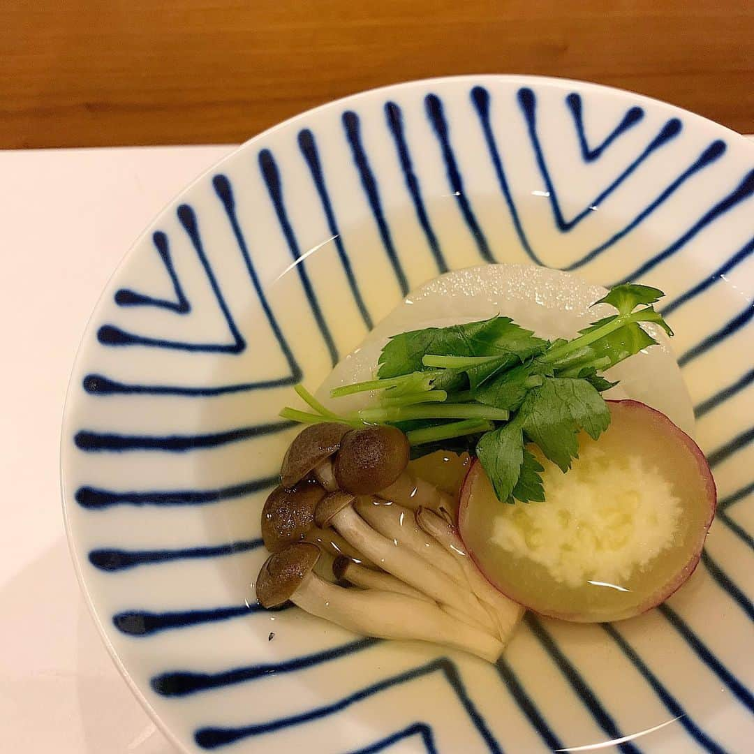 chieko6さんのインスタグラム写真 - (chieko6Instagram)「鎌倉の隠れ家レストラン KOYAMA @koyamasuage   一度食べたらやみつきになる、 という言葉がぴったりのこの店。  ひとつひとつ、丁寧なお仕事、 派手ではないけれどぐっとくる味、 季節を感じる盛り付け。  ご夫婦の人柄が現れる優しいお料理は 静かで確かな感動を覚えます。 何度行っても。  自粛期間を経て、やっと再開されました。 予約数を絞っておられるので、 のびのびとゆったりお食事できます。  全部美味しいんだけど、 特にね、ジューシーでホワホワで、皮パリ、 塩だけのシンプルな味、 誤差なしの塩の塩梅、 ひな鳥の素揚げは、本当に絶品なのです。 食べ終わっても口の周りがまだ美味しいやつね(^L^)  #koyamasuage #9月にまた大人気のお取り寄せ期間限定でやるかもって！ #ひと足さきにごめんねみんな🙏 #わざわざ足を運びたいお店」8月17日 22時44分 - chieko6