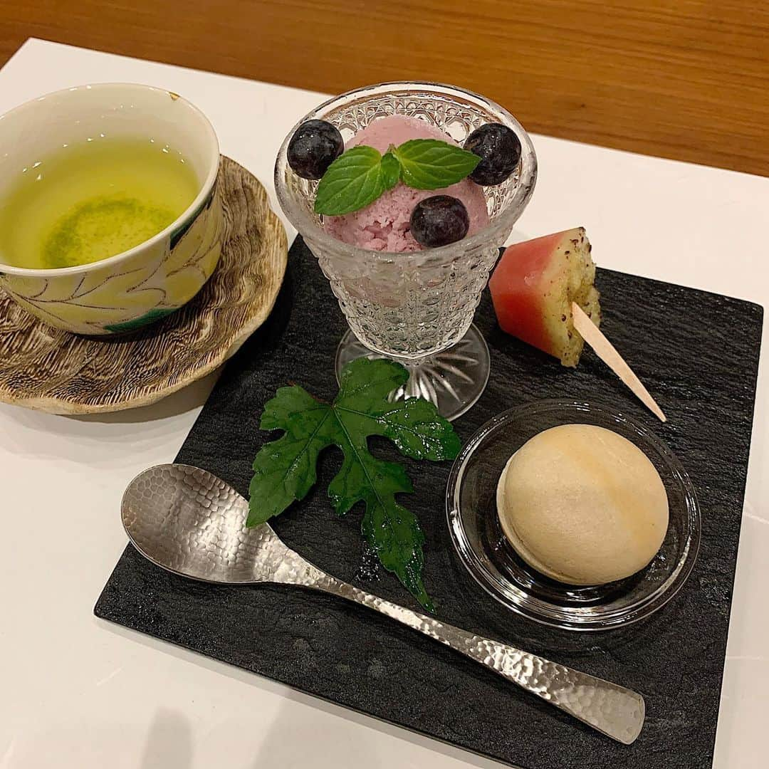 chieko6さんのインスタグラム写真 - (chieko6Instagram)「鎌倉の隠れ家レストラン KOYAMA @koyamasuage   一度食べたらやみつきになる、 という言葉がぴったりのこの店。  ひとつひとつ、丁寧なお仕事、 派手ではないけれどぐっとくる味、 季節を感じる盛り付け。  ご夫婦の人柄が現れる優しいお料理は 静かで確かな感動を覚えます。 何度行っても。  自粛期間を経て、やっと再開されました。 予約数を絞っておられるので、 のびのびとゆったりお食事できます。  全部美味しいんだけど、 特にね、ジューシーでホワホワで、皮パリ、 塩だけのシンプルな味、 誤差なしの塩の塩梅、 ひな鳥の素揚げは、本当に絶品なのです。 食べ終わっても口の周りがまだ美味しいやつね(^L^)  #koyamasuage #9月にまた大人気のお取り寄せ期間限定でやるかもって！ #ひと足さきにごめんねみんな🙏 #わざわざ足を運びたいお店」8月17日 22時44分 - chieko6