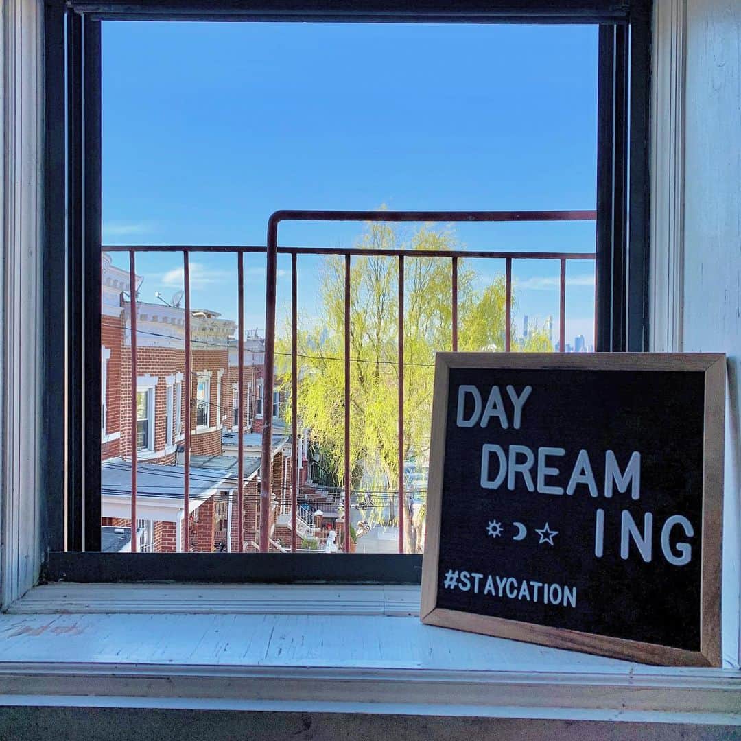 エラモスのインスタグラム：「Daydreaming about 2021...」