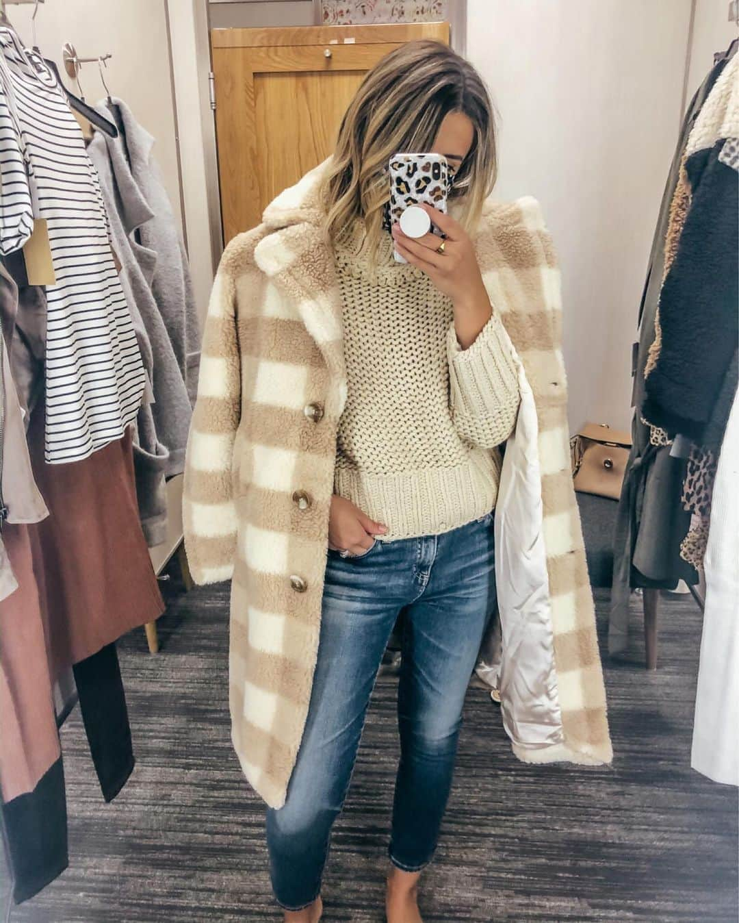 Stephanie Sterjovskiさんのインスタグラム写真 - (Stephanie SterjovskiInstagram)「Which look will be your fall mood this year?? 1, 2 or 3? I’m thinking 2 for me - at home Nike vibes for the win! 😎 Popped into @nordstromcanada this weekend to check out the Anniversary Sale Early Access which just began for us here 🇨🇦 and it did not disappoint! The sale opens up to everyone this Wednesday online/in-stores in Canada (U.S. too) & I did a little try on in the change room (more on the blog). Love this sale because it’s when NEW fall merch is discounted before prices go back up (usually sales are on older season items) so that’s what makes this one unique. I haven’t done much shopping in 2020 but I did save up for this sale because it’s a good one! Check out my blogpost at the link in my bio for sizing, fit and more details. 🥰 If items are sold out (which they do quickly 😩) I’ll be sure to link to similar ones so you can still get the look on my @liketoknow.it page! 😘 http://liketk.it/2UDRb #liketkit #LTKsalealert #nordstromsale #nordstromanniversarysale」8月17日 22時57分 - stephsjolly