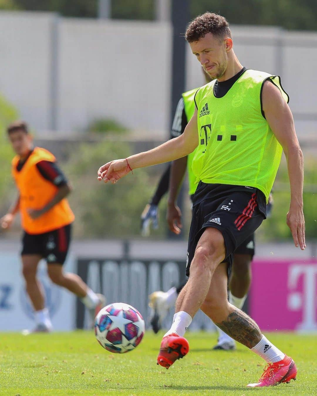 バイエルン・ミュンヘンさんのインスタグラム写真 - (バイエルン・ミュンヘンInstagram)「Good to have you back with the team, @benpavard21! 💪🔴⚪️   #MiaSanMia #UCL #Training #MissionLis6on #packmas #FCBayern #OLFCB」8月17日 22時53分 - fcbayern