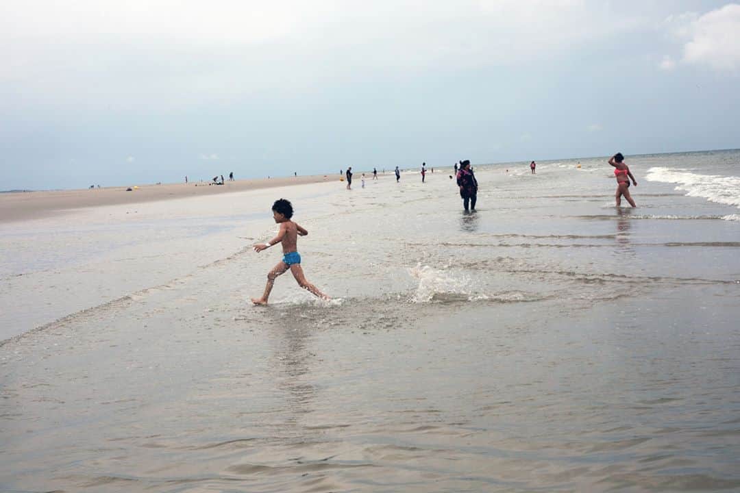 ルモンドさんのインスタグラム写真 - (ルモンドInstagram)「L’escapade s’annonce belle sur la plage de Berck-sur-Mer (Pas-de-Calais) où le Secours populaire organise ce qu’il appelle une « journée du bonheur ».⁣ Selon le Centre de recherche pour l’étude et l’observation des conditions de vie (Credoc), dans son enquête menée en mai, 36 % des enfants de 5 à 19 ans, soit 4,5 millions de jeunes, n’ont pas pris de vacances au cours des douze derniers mois, et même 39 % de ceux vivant dans une famille de plus de trois enfants. Ce taux stagne depuis des années, la saison 2020 s’annonçant pire encore en raison de la crise sanitaire et de ses contraintes qui viennent aggraver les problèmes financiers des familles.⁣ Le Secours populaire fait du droit aux vacances un axe fort de son action et organise, depuis plus de quarante ans, "La Journée des oubliés des vacances", en emmenant, chaque été, 5 000 Franciliens passer une journée à la mer. Cette année, il n’en accompagnera que deux fois 200. Les accueils d’enfants en familles sont également supprimés et les séjours de vacances très réduits.⁣ Le 16 août, à l’aube, place du Châtelet, une vingtaine de familles, 49 personnes en tout, montent dans le car. Certains n’ont été prévenus que la veille car, en cas de désistement, pas question de ne pas proposer la place libre à quelqu’un d’autre. Neuf bénévoles les encadrent, souvent d’anciens bénéficiaires habitués du voyage.⁣ -⁣ 1 : Myriem et Yasmine durant la « journée du bonheur » organisé par le Secours populaire.⁣ ⁣ 2 - 3 - 4 : Les enfants et leurs parents se baignent.⁣ 5 : Arrivée sur la plage, à Berck-sur-Mer (Pas-de-Calais), le 16 août.⁣ ⁣ Photos : Diane Grimonet (@grimonet_diane_) #PourLeMonde⁣ -⁣ #france #societe #plage #vacance」8月17日 22時54分 - lemondefr