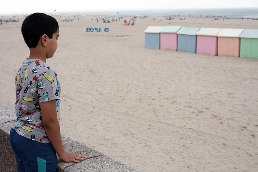 ルモンドさんのインスタグラム写真 - (ルモンドInstagram)「L’escapade s’annonce belle sur la plage de Berck-sur-Mer (Pas-de-Calais) où le Secours populaire organise ce qu’il appelle une « journée du bonheur ».⁣ Selon le Centre de recherche pour l’étude et l’observation des conditions de vie (Credoc), dans son enquête menée en mai, 36 % des enfants de 5 à 19 ans, soit 4,5 millions de jeunes, n’ont pas pris de vacances au cours des douze derniers mois, et même 39 % de ceux vivant dans une famille de plus de trois enfants. Ce taux stagne depuis des années, la saison 2020 s’annonçant pire encore en raison de la crise sanitaire et de ses contraintes qui viennent aggraver les problèmes financiers des familles.⁣ Le Secours populaire fait du droit aux vacances un axe fort de son action et organise, depuis plus de quarante ans, "La Journée des oubliés des vacances", en emmenant, chaque été, 5 000 Franciliens passer une journée à la mer. Cette année, il n’en accompagnera que deux fois 200. Les accueils d’enfants en familles sont également supprimés et les séjours de vacances très réduits.⁣ Le 16 août, à l’aube, place du Châtelet, une vingtaine de familles, 49 personnes en tout, montent dans le car. Certains n’ont été prévenus que la veille car, en cas de désistement, pas question de ne pas proposer la place libre à quelqu’un d’autre. Neuf bénévoles les encadrent, souvent d’anciens bénéficiaires habitués du voyage.⁣ -⁣ 1 : Myriem et Yasmine durant la « journée du bonheur » organisé par le Secours populaire.⁣ ⁣ 2 - 3 - 4 : Les enfants et leurs parents se baignent.⁣ 5 : Arrivée sur la plage, à Berck-sur-Mer (Pas-de-Calais), le 16 août.⁣ ⁣ Photos : Diane Grimonet (@grimonet_diane_) #PourLeMonde⁣ -⁣ #france #societe #plage #vacance」8月17日 22時54分 - lemondefr