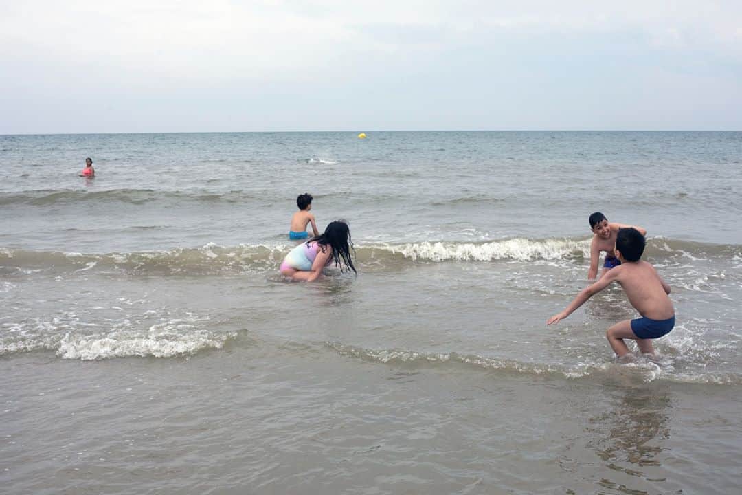 ルモンドさんのインスタグラム写真 - (ルモンドInstagram)「L’escapade s’annonce belle sur la plage de Berck-sur-Mer (Pas-de-Calais) où le Secours populaire organise ce qu’il appelle une « journée du bonheur ».⁣ Selon le Centre de recherche pour l’étude et l’observation des conditions de vie (Credoc), dans son enquête menée en mai, 36 % des enfants de 5 à 19 ans, soit 4,5 millions de jeunes, n’ont pas pris de vacances au cours des douze derniers mois, et même 39 % de ceux vivant dans une famille de plus de trois enfants. Ce taux stagne depuis des années, la saison 2020 s’annonçant pire encore en raison de la crise sanitaire et de ses contraintes qui viennent aggraver les problèmes financiers des familles.⁣ Le Secours populaire fait du droit aux vacances un axe fort de son action et organise, depuis plus de quarante ans, "La Journée des oubliés des vacances", en emmenant, chaque été, 5 000 Franciliens passer une journée à la mer. Cette année, il n’en accompagnera que deux fois 200. Les accueils d’enfants en familles sont également supprimés et les séjours de vacances très réduits.⁣ Le 16 août, à l’aube, place du Châtelet, une vingtaine de familles, 49 personnes en tout, montent dans le car. Certains n’ont été prévenus que la veille car, en cas de désistement, pas question de ne pas proposer la place libre à quelqu’un d’autre. Neuf bénévoles les encadrent, souvent d’anciens bénéficiaires habitués du voyage.⁣ -⁣ 1 : Myriem et Yasmine durant la « journée du bonheur » organisé par le Secours populaire.⁣ ⁣ 2 - 3 - 4 : Les enfants et leurs parents se baignent.⁣ 5 : Arrivée sur la plage, à Berck-sur-Mer (Pas-de-Calais), le 16 août.⁣ ⁣ Photos : Diane Grimonet (@grimonet_diane_) #PourLeMonde⁣ -⁣ #france #societe #plage #vacance」8月17日 22時54分 - lemondefr