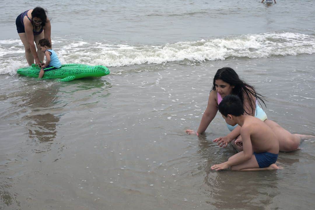 ルモンドさんのインスタグラム写真 - (ルモンドInstagram)「L’escapade s’annonce belle sur la plage de Berck-sur-Mer (Pas-de-Calais) où le Secours populaire organise ce qu’il appelle une « journée du bonheur ».⁣ Selon le Centre de recherche pour l’étude et l’observation des conditions de vie (Credoc), dans son enquête menée en mai, 36 % des enfants de 5 à 19 ans, soit 4,5 millions de jeunes, n’ont pas pris de vacances au cours des douze derniers mois, et même 39 % de ceux vivant dans une famille de plus de trois enfants. Ce taux stagne depuis des années, la saison 2020 s’annonçant pire encore en raison de la crise sanitaire et de ses contraintes qui viennent aggraver les problèmes financiers des familles.⁣ Le Secours populaire fait du droit aux vacances un axe fort de son action et organise, depuis plus de quarante ans, "La Journée des oubliés des vacances", en emmenant, chaque été, 5 000 Franciliens passer une journée à la mer. Cette année, il n’en accompagnera que deux fois 200. Les accueils d’enfants en familles sont également supprimés et les séjours de vacances très réduits.⁣ Le 16 août, à l’aube, place du Châtelet, une vingtaine de familles, 49 personnes en tout, montent dans le car. Certains n’ont été prévenus que la veille car, en cas de désistement, pas question de ne pas proposer la place libre à quelqu’un d’autre. Neuf bénévoles les encadrent, souvent d’anciens bénéficiaires habitués du voyage.⁣ -⁣ 1 : Myriem et Yasmine durant la « journée du bonheur » organisé par le Secours populaire.⁣ ⁣ 2 - 3 - 4 : Les enfants et leurs parents se baignent.⁣ 5 : Arrivée sur la plage, à Berck-sur-Mer (Pas-de-Calais), le 16 août.⁣ ⁣ Photos : Diane Grimonet (@grimonet_diane_) #PourLeMonde⁣ -⁣ #france #societe #plage #vacance」8月17日 22時54分 - lemondefr