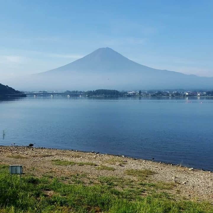 綾小路きみまろさんのインスタグラム写真 - (綾小路きみまろInstagram)「綾小路きみまろです。  今朝🌄の🗻 #河口湖 #富士山 #きみまろ茶やからの富士山ビュー  #夏富士  そして  こないだの #鴨の親子 たち🦆🦆🦆 元気です！  可愛い❤️ 癒されます✨✨✨」8月17日 23時05分 - ayanokojikimimaro_official