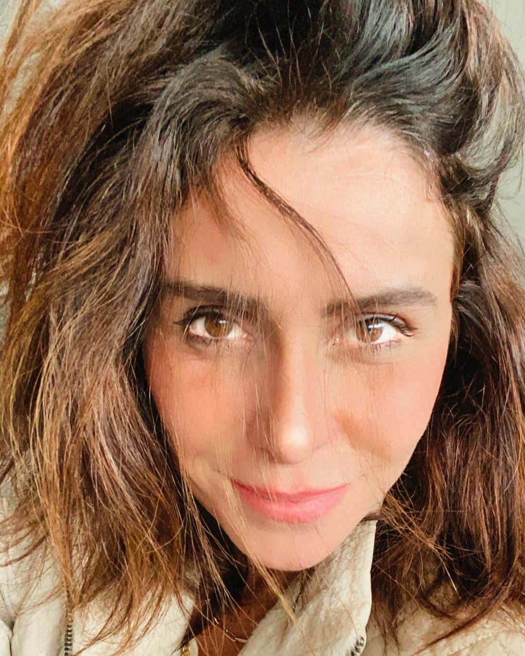 Giovanna Antonelliのインスタグラム：「'Sou como você me vê. Posso ser leve como uma brisa ou forte como uma ventania, Depende de quando e como você me vê passar.' rsrs #claricelispector  'Segundando' mais uma semana !!! Vamo que vamo! 🙌🏻」