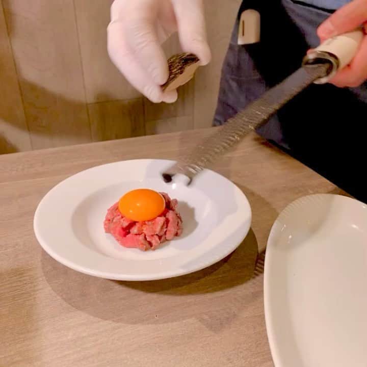 上坂由莉のインスタグラム：「﻿ ﻿ こんばんは🌙﻿ 夜中の飯テロ😋お腹空いちゃった方﻿ ごめんなさい🤤🙏﻿ ﻿ ﻿ うしごろバンビーナ新橋店へ行ってきました❗️﻿ ☑︎ 季節限定特別コース 🍖﻿ ﻿ ﻿ 前菜のトマトナムルにケールサラダから美味しい🥗﻿ どれも美味しかったのですが﻿ やっぱりこの黒トリュフユッケやタンは﻿ まだ食べたいくらい美味しかったなぁ🥺✨﻿ ﻿ ﻿ 全てお店の方が焼いてくれるので﻿ ベストなタイミングで美味しく食べれました😋💓﻿ ﻿ ﻿ 最後の〆は厳選和牛の石焼ビスクリゾット🥄﻿ これは絶対食べるべき一品😋﻿ 香りもめちゃくちゃ良くて、〆なのに﻿ なぜかまた食欲出てきてしまった😂﻿ ﻿ ﻿ 外食は我慢せず美味しく楽しくいただきます❣️﻿ ごちそうさまでした🙏✨﻿ ﻿ ﻿ #うしごろバンビーナ #うしごろ #焼肉ディナー #焼肉﻿」
