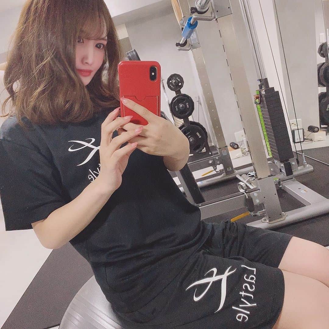 のインスタグラム：「ウェアもシューズもお水も 全部用意してくれてるから 仕事終わりにふらっと寄れるし ジム活続けれてるよ〜〜」