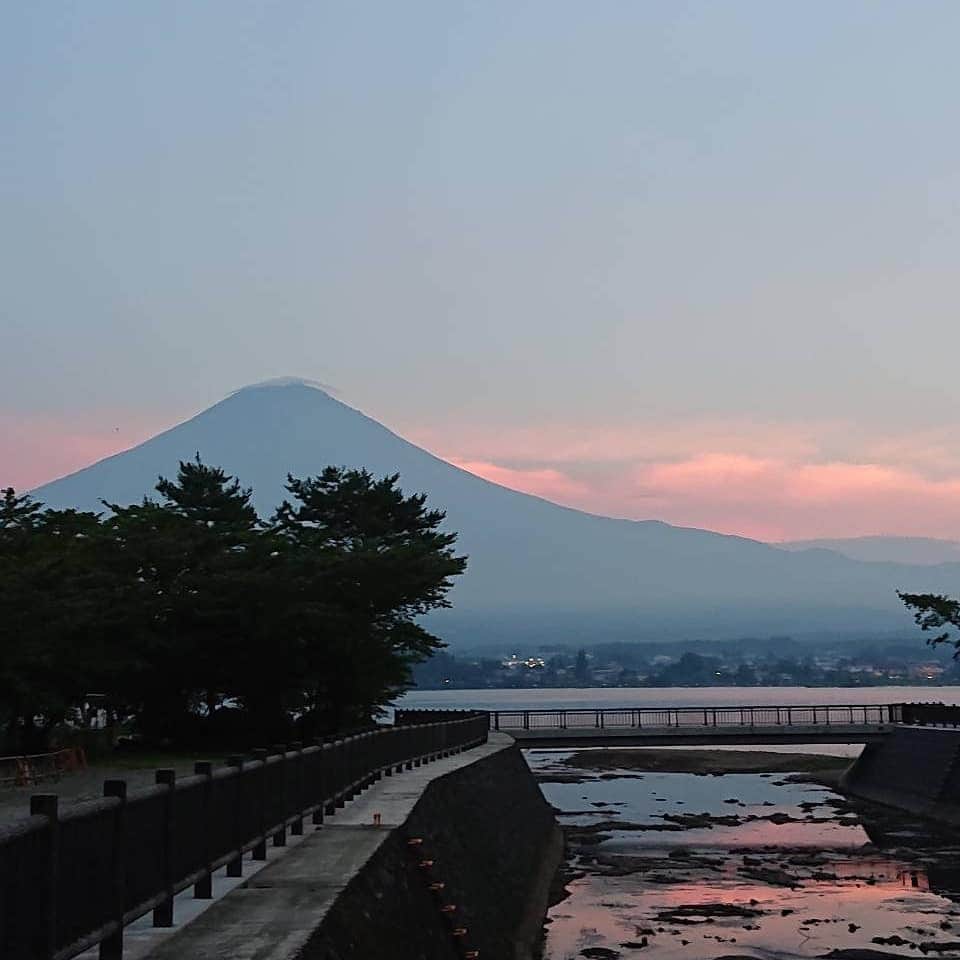 綾小路きみまろさんのインスタグラム写真 - (綾小路きみまろInstagram)「綾小路きみまろです。  今夕🌃の🗻 #河口湖 #富士山 #きみまろ茶やからの富士山ビュー  #夏富士  お盆休みも終わり 静かになった湖畔。  とても美しい #夕焼け でした✨✨✨」8月17日 23時12分 - ayanokojikimimaro_official