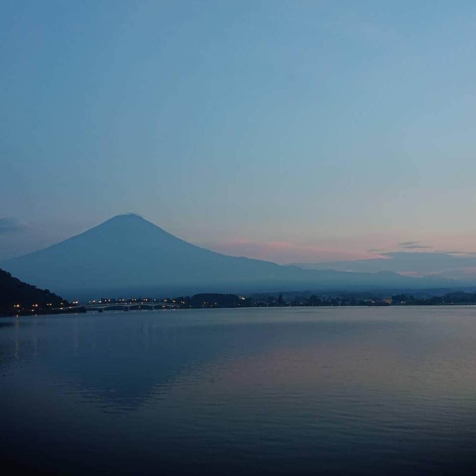 綾小路きみまろさんのインスタグラム写真 - (綾小路きみまろInstagram)「綾小路きみまろです。  今夕🌃の🗻 #河口湖 #富士山 #きみまろ茶やからの富士山ビュー  #夏富士  お盆休みも終わり 静かになった湖畔。  とても美しい #夕焼け でした✨✨✨」8月17日 23時12分 - ayanokojikimimaro_official