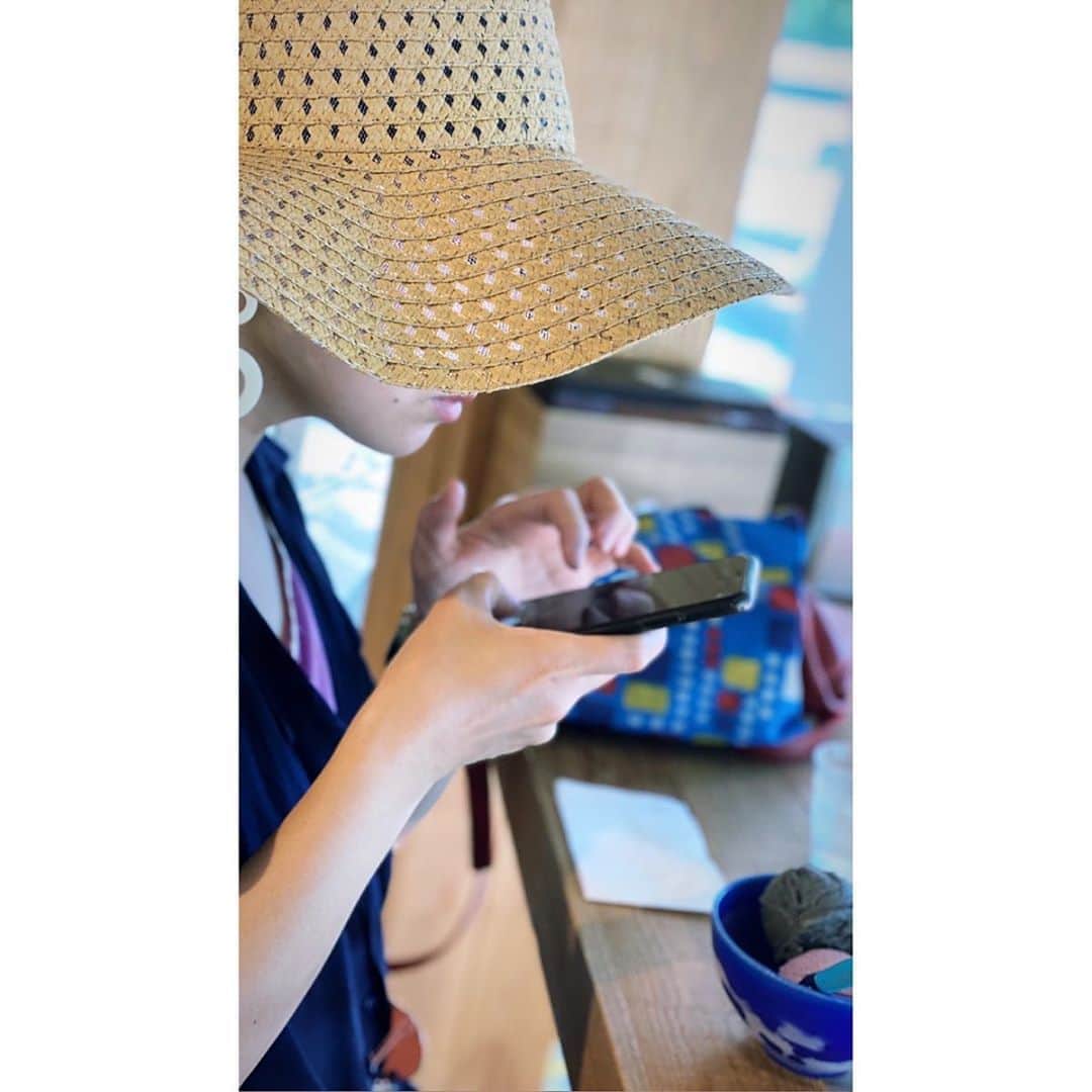 たむらぱんのインスタグラム：「氷をはむ。こりごり、こりごりこりごり、こりごり、と鳴く。風を知る。 携帯画面に映っている何かが顔のようでちょっと怖いよ😊 暑い日々にひやっとしてね。ほらー #ice #icecream」