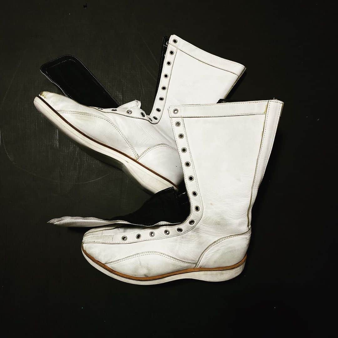 宇野薫のインスタグラム：「やっぱりコレを履こうかな  #unokicks #シマスポーツ #屋根裏から出てきた  #プロレスシューズ #プロレス #ddtarp #としまえん路上電流爆破デスマッチ」