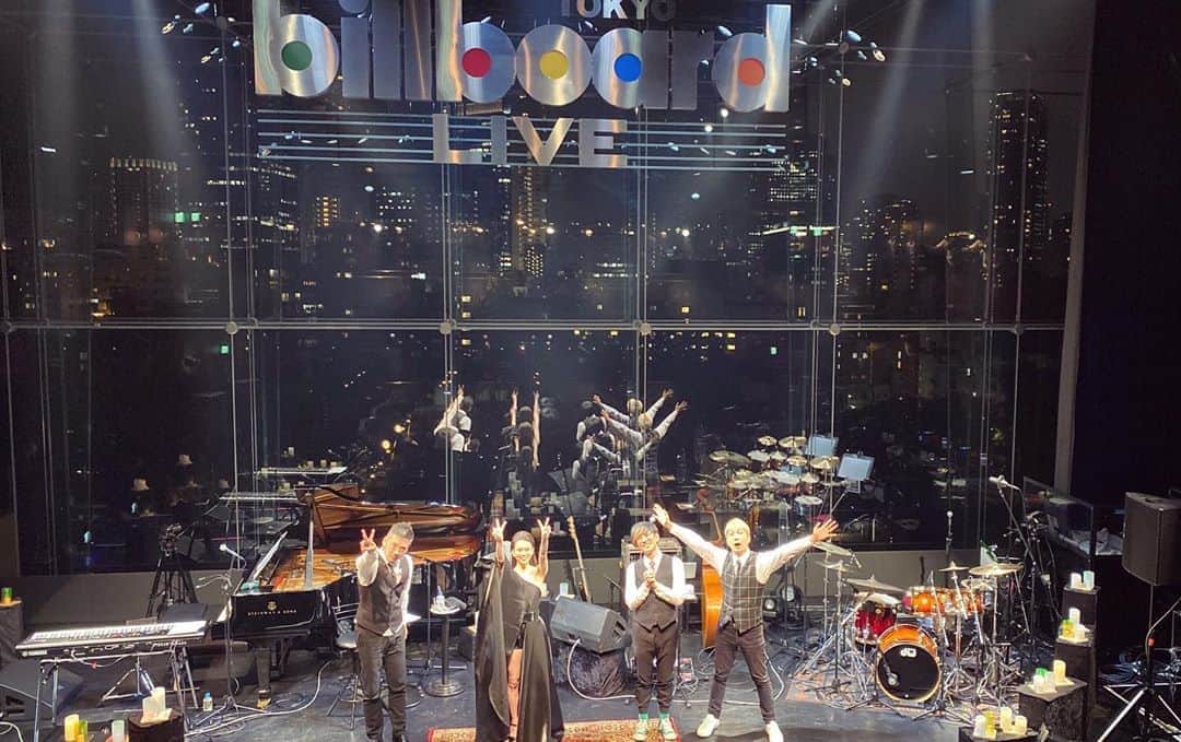 小柳ゆきのインスタグラム：「配信ライブ終了！ レンズの向こうに皆さんを感じながら、久々のLiveは感慨深さと初配信ライブという小っ恥ずかしさとでなんとも言えない感じでした☺️💦  最後まで視聴してくれた皆様。 本当に有難う御座いました✨  ひとまず御礼だけ…🙏  またLive写真等、後日アップしますね🙂」