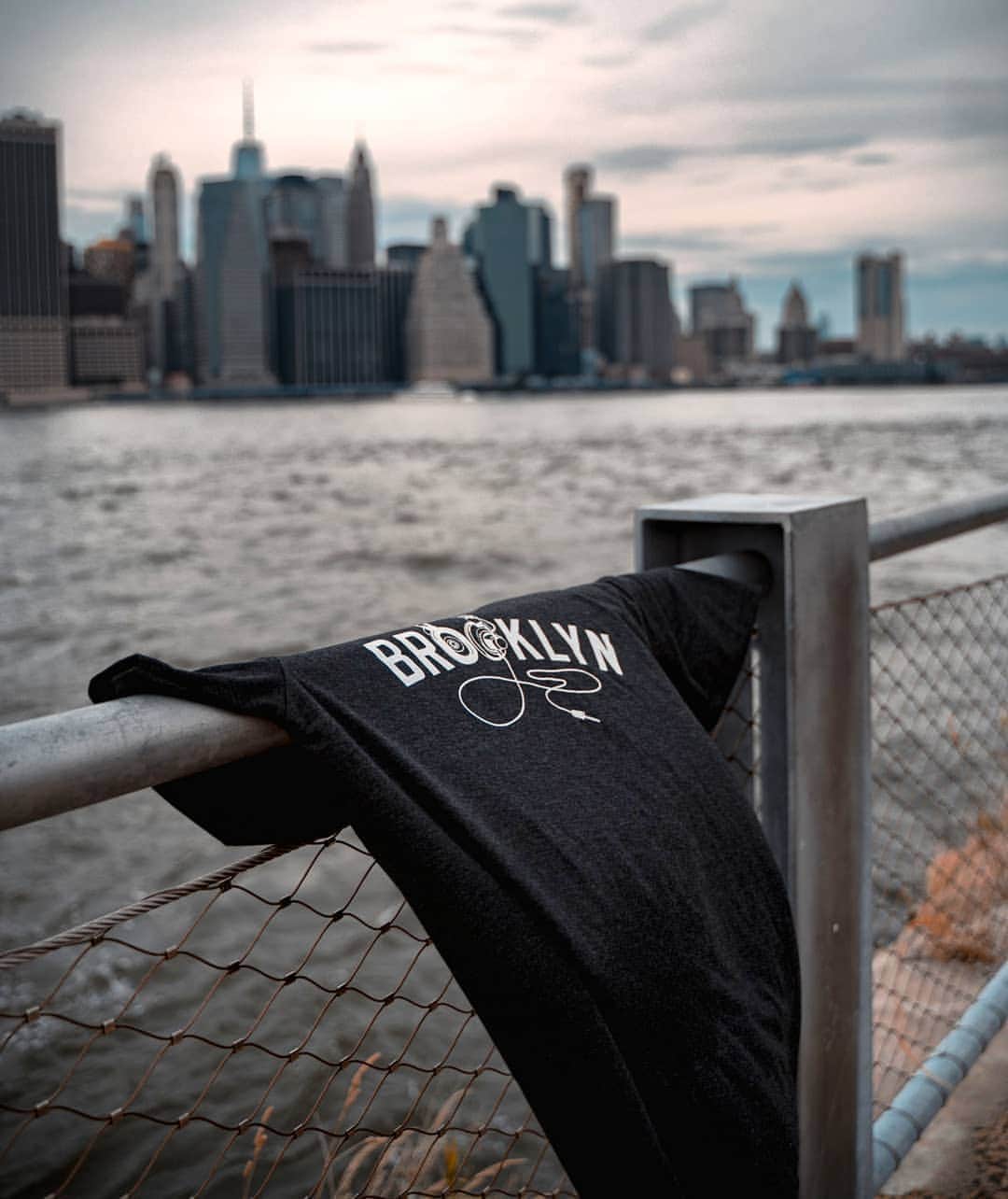 ブルックリンインダストリーズのインスタグラム：「Classic graphics are perfect in all seasons.  #brooklynindustries #liveworkcreate #graphictees   📸: @buon_buon」