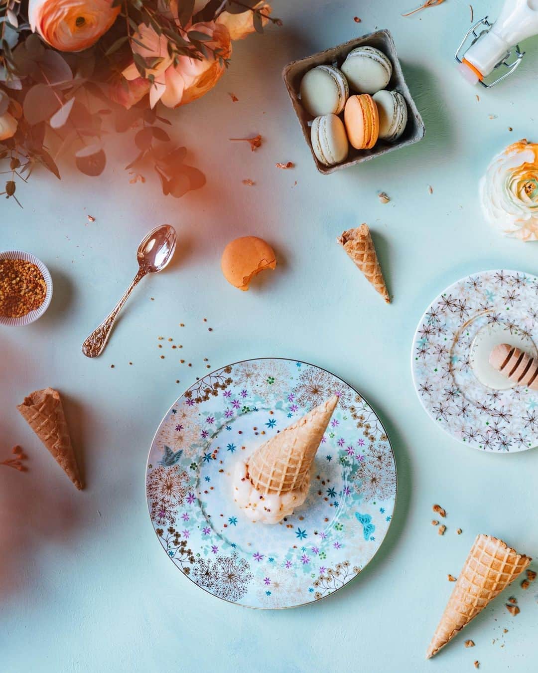 リリー＝ローズ・メロディのインスタグラム：「Summer vibes 🍦🌼 // Last work for @bernardaud . Couldn’t choose between those two 😋 Which one do you prefer? 1 or 2?」