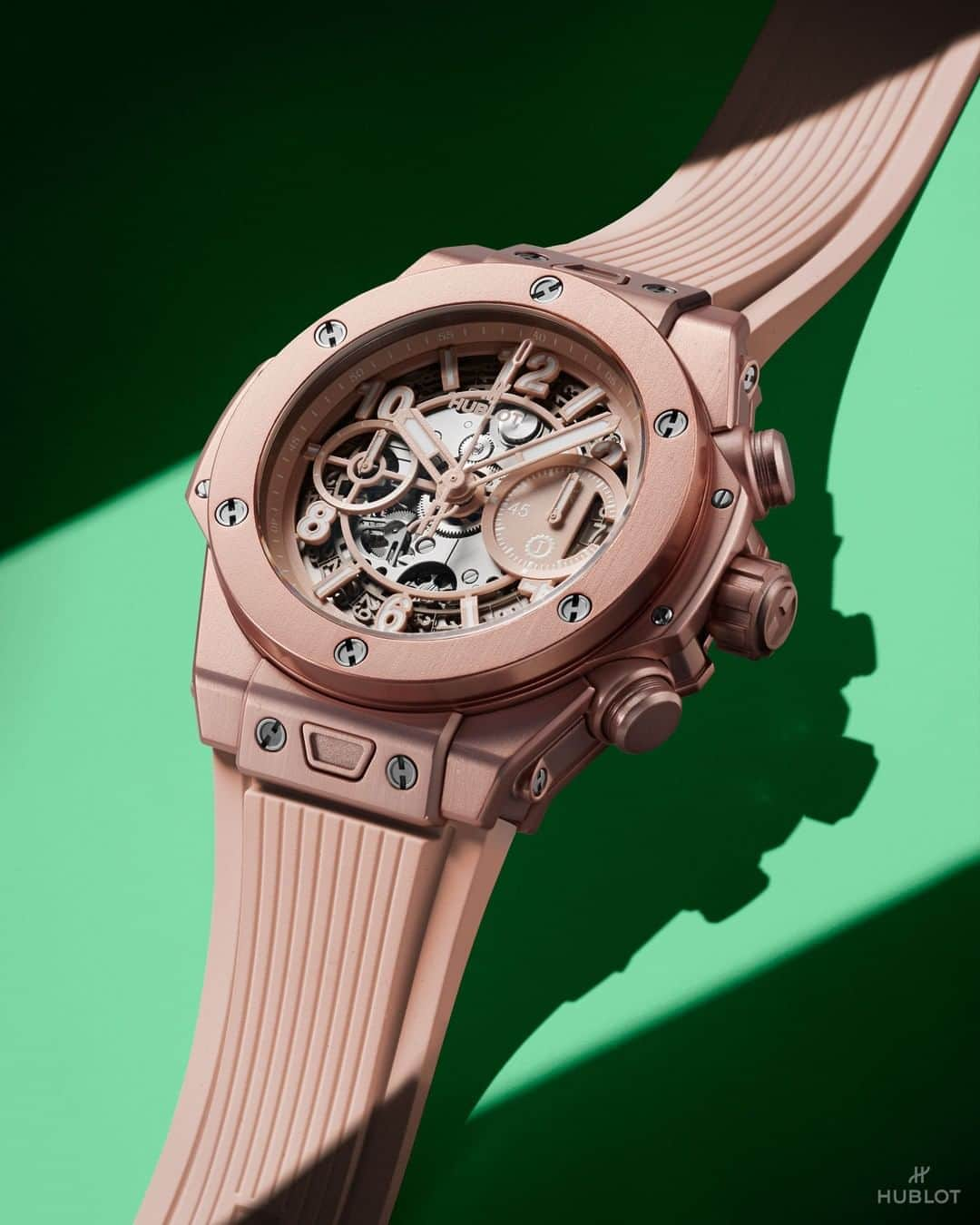 ウブロさんのインスタグラム写真 - (ウブロInstagram)「Discover our #BigBangMillennialPink! Intriguing and undefinable, Millennial Pink takes its place today as a pink which is not in the exclusive realm of women, nor that of men, but truly a symbol of a completely new generation. Designed in collaboration with @garageitalia.」8月17日 23時30分 - hublot