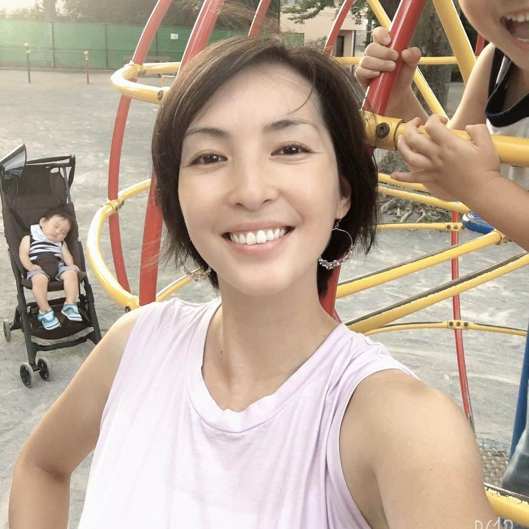 蒲生麻由さんのインスタグラム写真 - (蒲生麻由Instagram)「毎日暑すぎるー🥵 でも、子供達は待ってはくれないので、毎日夕方〜公園遊び😂 アラフォーかーちゃんの身体には堪える💦でも、この日々は取り戻せないと思うと、負けてられない💪  #mamalife #男の子ママ #毎日公園遊び #母ちゃんの体力勝負 #負けないぞ #夏休みも終盤 #楽しい夏休みにしよう」8月17日 23時40分 - mayugamo_lamana