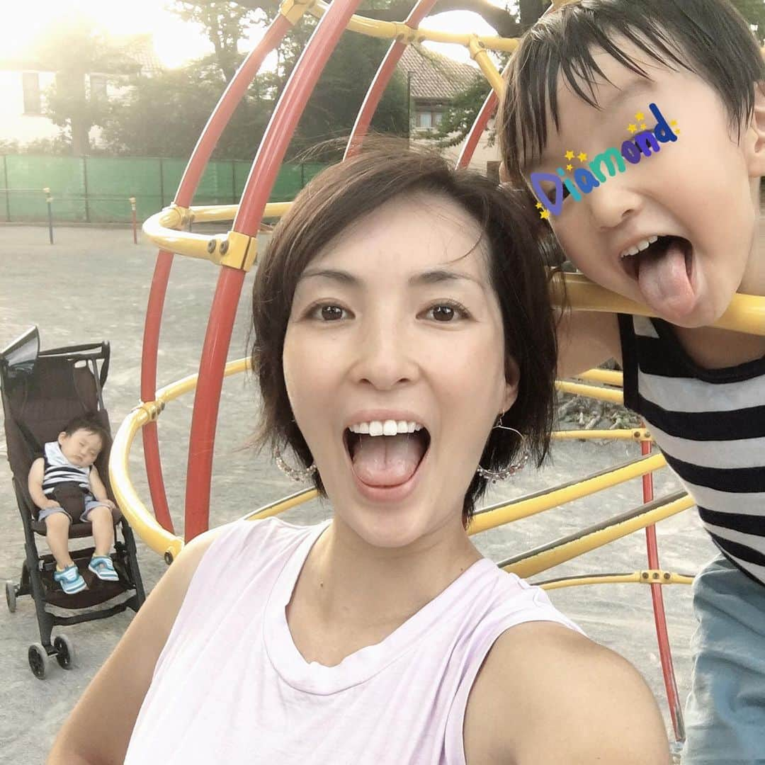 蒲生麻由さんのインスタグラム写真 - (蒲生麻由Instagram)「毎日暑すぎるー🥵 でも、子供達は待ってはくれないので、毎日夕方〜公園遊び😂 アラフォーかーちゃんの身体には堪える💦でも、この日々は取り戻せないと思うと、負けてられない💪  #mamalife #男の子ママ #毎日公園遊び #母ちゃんの体力勝負 #負けないぞ #夏休みも終盤 #楽しい夏休みにしよう」8月17日 23時40分 - mayugamo_lamana