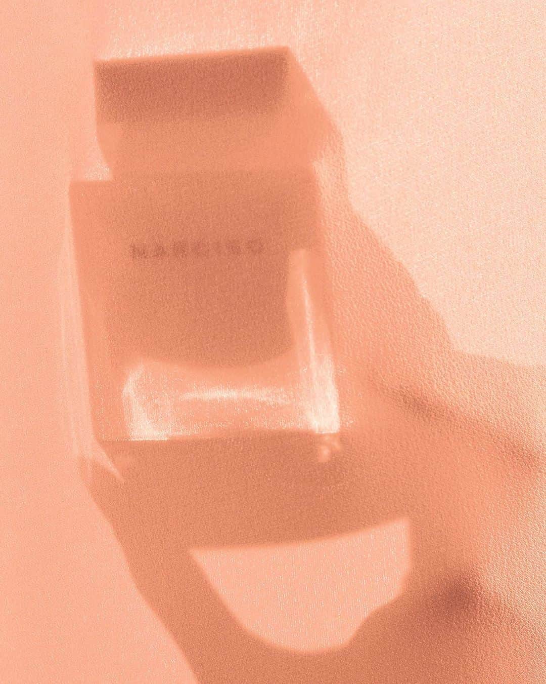 ナルシソロドリゲスさんのインスタグラム写真 - (ナルシソロドリゲスInstagram)「NARCISO eau de parfum ambrée: pure radiance. #myambree #narcisoambree #narcisorodriguezparfums #parfum #fragrance」8月17日 23時48分 - narciso_rodriguez