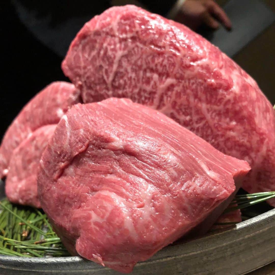 飯塚翔太のインスタグラム：「肉を食べて牛の魂を🏃‍♂️ #肉#赤身肉#霜降りは食べれません#食テロすみません」