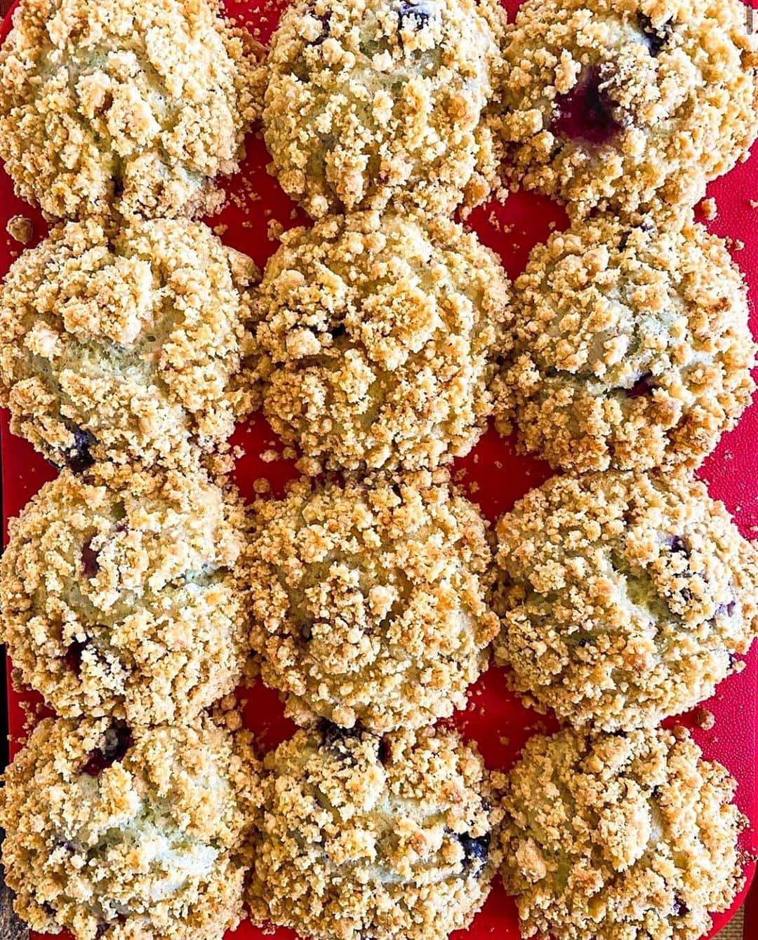 Food & Wineさんのインスタグラム写真 - (Food & WineInstagram)「Associate Restaurant Editor @baburoset's blueberry muffins have us all on team streusel this morning. Don't forget to show us how you're celebrating summer by tagging us #howisummer, and we'll regram our favorites!」8月17日 23時47分 - foodandwine