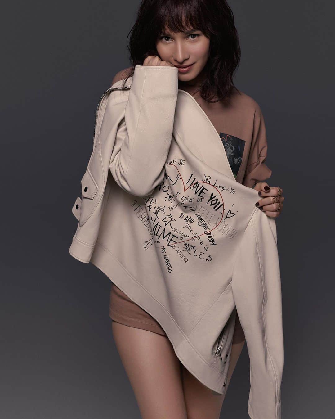 セリーナ・ジェイドのインスタグラム：「Latest photoshoot for Grazia China cover. Thank you @grazia thank you @dior」