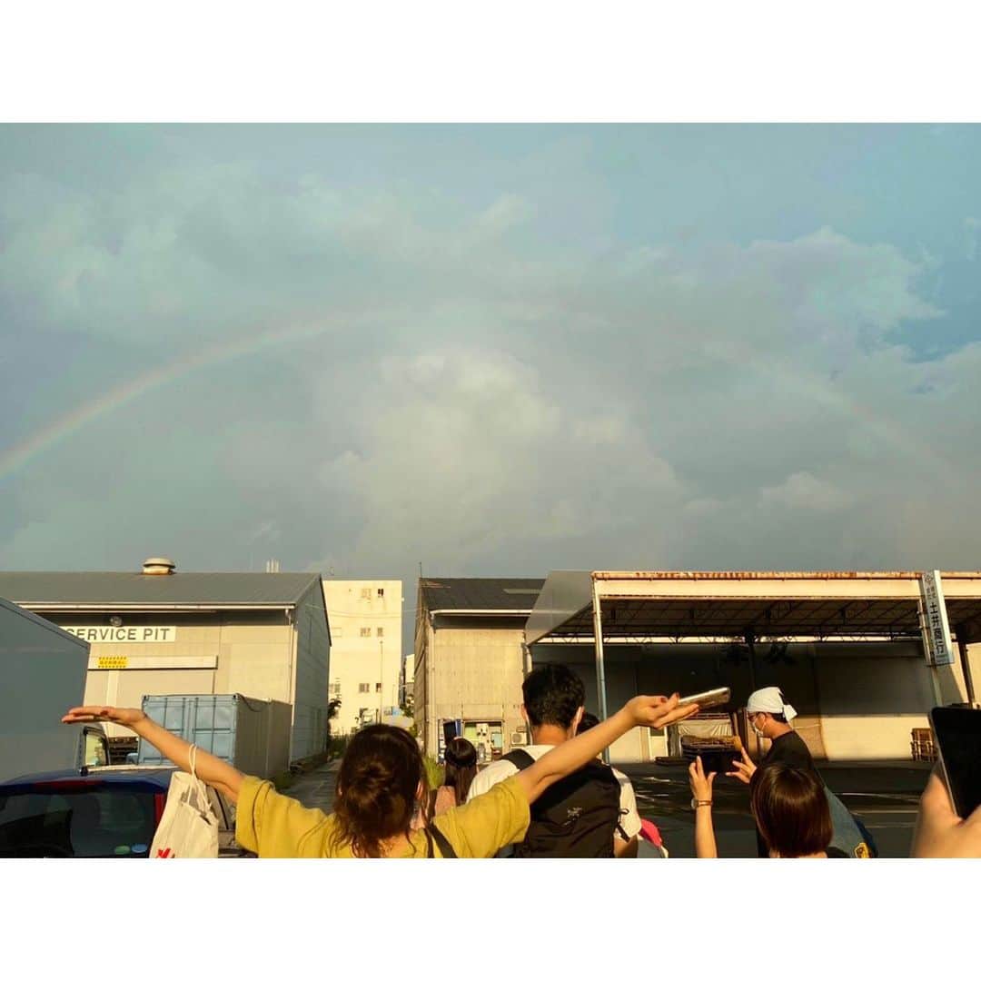蔭山浩美さんのインスタグラム写真 - (蔭山浩美Instagram)「クランクアップ後に虹が出ました。奇跡って起こるとおもいます☺︎」8月17日 23時57分 - hiromi_kageyama