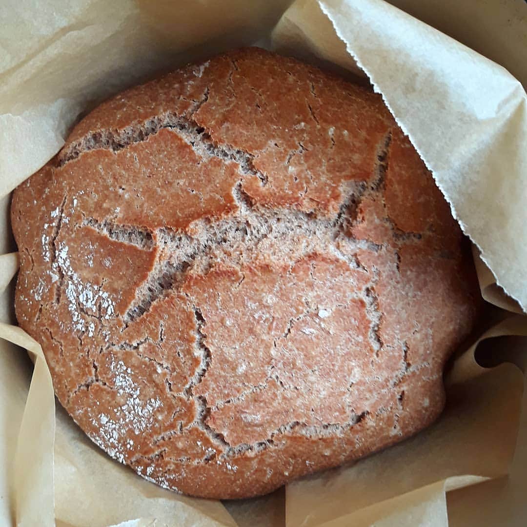 シャニン・ソサモンのインスタグラム：「Our daily bread fresh out of the oven this morning ☕🥖  #REPOST @innandtavern  #EmmerWheat no-knead artisan loaf」