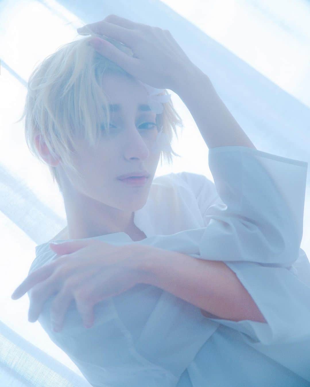 ナイトのインスタグラム：「φως ☀️ Light • @knitecoser  Photo 📷 • @kamekoc10photography」