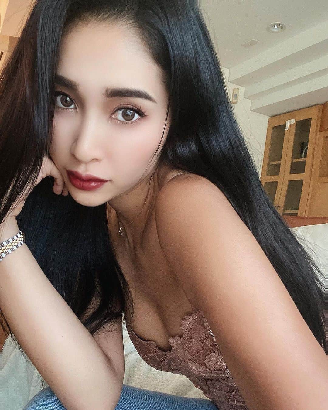 のインスタグラム：「#マリア美容  先日赤羽駅にあるプルプル注射で有名な　@pruge_clinic にて目の下のクマにprpをしてきました😋  prpとは自分の血液(採血する)から抽出した多血小板血漿（PRP）を、美容医療に応用した肌再生治療のこと🙆‍♀️✨  昔からずっと目の下のクマには悩みがあって脂肪注入しようか迷っていたけど、prpにして正解😭  私の場合全く腫れなかったのと、赤みも1時間程度で治まりました👏✨3枚目は直後の写真🙆‍♀️  金額も比較的良心的やしほんとオススメです‼️👏  是非参考にしてみてください😊💓 #プルージュ美容クリニック #プルプル注射 #再生医療　#prp療法 #prp #美容　#美意識　#アンチエイジング #エイジングケア #メイク　#メイクアップ　#目の下のクマ#黒髪　#ハーフメイク」
