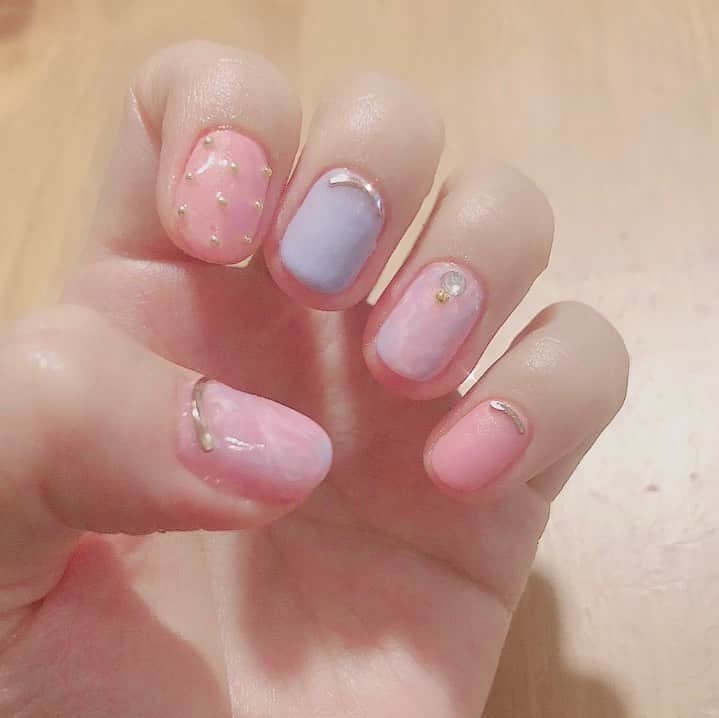 ぽこのインスタグラム：「ピンクベースの気分だったけど、今回はブルーも入れて作ってみた💅 そろそろジェルやパーツ買わないとワンパターンだ……😂  💅　  #ネイル」