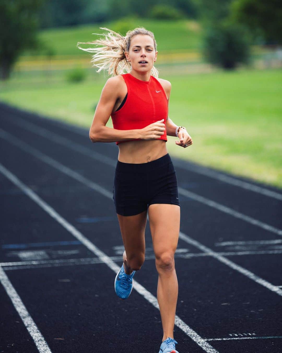 メリッサ・ビショップのインスタグラム：「One. More. Week. Until. Holidays. 👏🏼 ⠀⠀⠀⠀⠀⠀⠀⠀⠀⠀⠀⠀ This high school track has seen its fair share of speed this year. Couple of fast people I know were on this almost every day trying to salvage what we can of the 2020 season.  ⠀⠀⠀⠀⠀⠀⠀⠀⠀⠀⠀⠀ #fencejumper #dowhatyoulove #yabish #motherrunner  ⠀⠀⠀⠀⠀⠀⠀⠀⠀⠀⠀⠀ 📸 @milossavicvisuals」