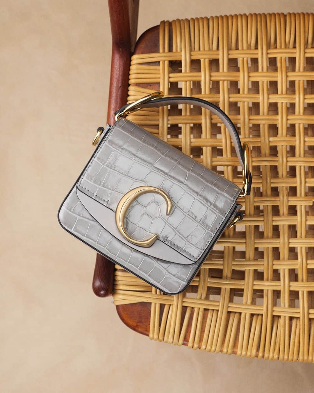 Chloéさんのインスタグラム写真 - (ChloéInstagram)「The grey Chloé C in embossed croco effect is ready to be carried through the season  Shop #CHLOEfall20 bags in boutiques and on chloe.com  #CHLOE」8月18日 0時00分 - chloe