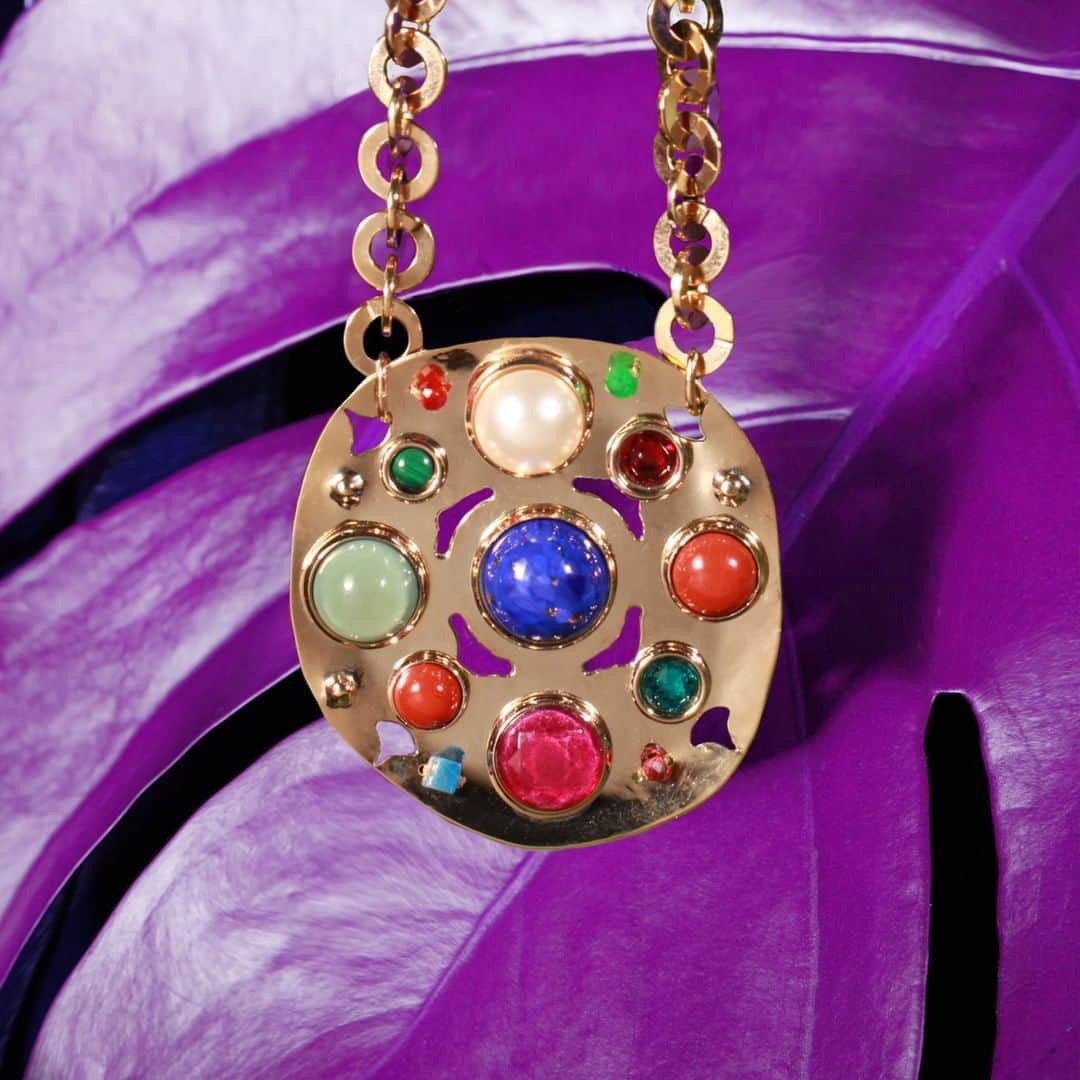 のインスタグラム：「Grand souffle baroque… BIENVENUE AILLEURS  Découvrez la collection VERONE, métal doré martelé à la main, cabochons de pierres dures multicolores.  #BienvenueAilleurs #Newworld #Verone #nouvellecollection #creation #chains #necklace #colliers #colours #Paris #Bijoux #BijouxEthniques #BoutiquesSatellite #SatelliteParis」