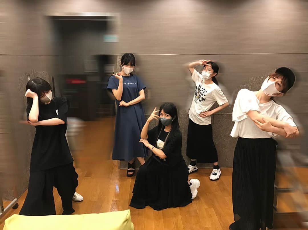 相羽あいなのインスタグラム：「BanG Dream!  8th LIVE Day1 「Einheit」まであと4日🌹 リハ中に撮るの忘れて、今日写真撮ってないと大騒ぎ！めぐちぃだけ撮ってた😏笑笑 ライブ楽しみだな♡♡ 間違いなく熱い夏になる！！ 会場に来てくれるみんなも。 映画館に来てくれるみんなも。 最高の夏にしようね🥰 行けないけど応援してるって声、届いてるよ♡♡ ありがとう！！！！！ また必ず会おうねッッ🌹 #バンドリ #Roselia #なんのポーズが分からん #写真はリハ終わりでクタクタ #ライブ中はイケイケ」