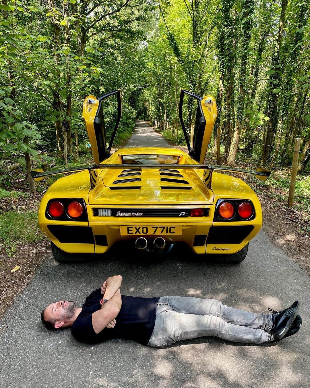 CarsWithoutLimitsさんのインスタグラム写真 - (CarsWithoutLimitsInstagram)「THE DIABLO LOOKS INCREDIBLE BUT WHATS IT LIKE YO DRIVE?! CHECK OUT THE LATEST CONTENT ON YOUTUBE @888MF #CarsWithoutLimits #Lamborghini #Diablo」8月18日 0時02分 - carswithoutlimits