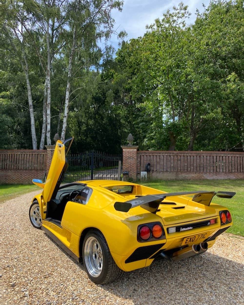 CarsWithoutLimitsさんのインスタグラム写真 - (CarsWithoutLimitsInstagram)「THE DIABLO LOOKS INCREDIBLE BUT WHATS IT LIKE YO DRIVE?! CHECK OUT THE LATEST CONTENT ON YOUTUBE @888MF #CarsWithoutLimits #Lamborghini #Diablo」8月18日 0時02分 - carswithoutlimits