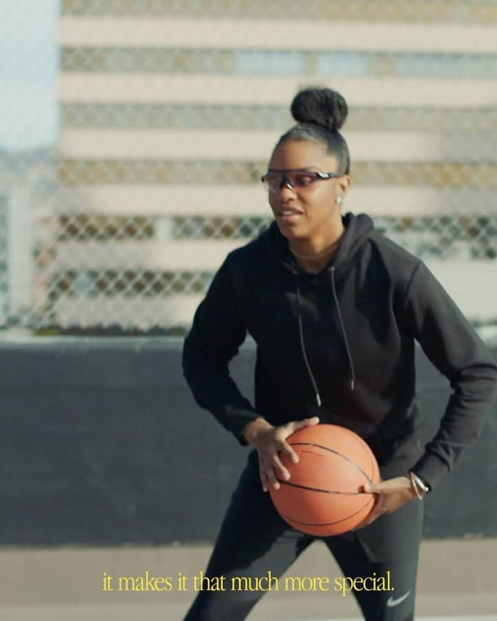OAKLEYのインスタグラム：「“When you love something, you stick with it through the ups and the downs.” ❤️ @diamonddoesit1 #ForTheLoveOfSport #OneLove」