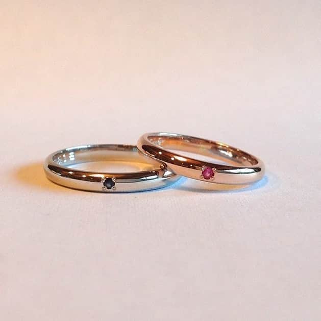ピエール中野さんのインスタグラム写真 - (ピエール中野Instagram)「ピエール中野と大森靖子の誕生日の真ん中8月18日、今日は結婚記念日です。6周年でナナ年目。写真は2人で作る工程を交換しながら一緒に手作りした大切な結婚指輪です。相手の誕生石を入れてます。ちょうどお互いに似合う色でした。これからもどうぞよろしくお願いします。」8月18日 0時03分 - pinakano0718