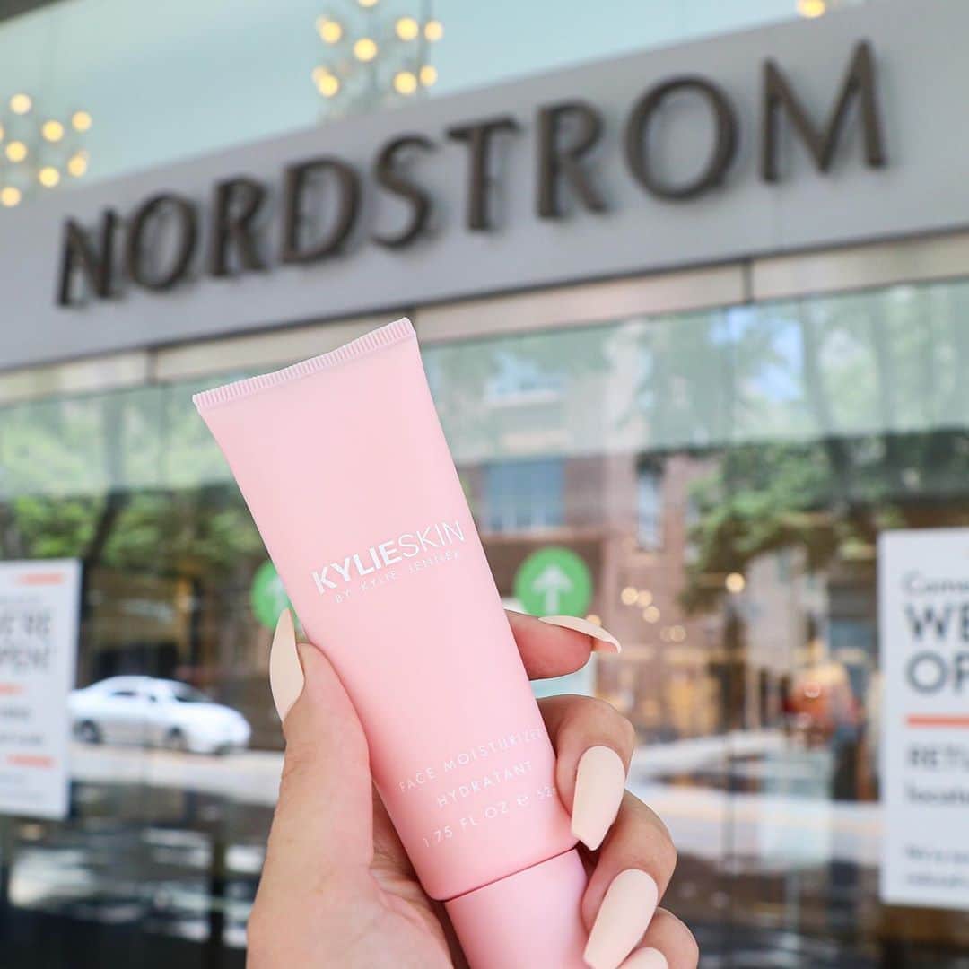 Kylie Cosmeticsさんのインスタグラム写真 - (Kylie CosmeticsInstagram)「So excited that @kylieskin is now available at Nordstrom.com and coming to all @Nordstrom stores on September 16! 💕 #KylieXNordstrom」8月18日 0時04分 - kyliecosmetics